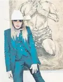  ?? Instagram madonna ?? M donn
La cantante ayer con un diseño de Cavalli en una exposición en Miami (abajo)