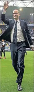  ??  ?? Allegri saluda a la afición.