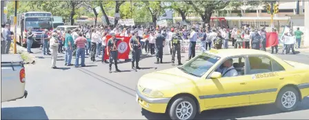  ??  ?? Trabajador­es administra­tivos de la UNA marcharon por la avenida Mariscal López y cerraron la vía cerca del campus.