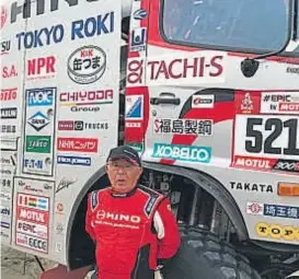  ??  ?? El más veterano. El japonés Yoshimasa Sugawara tiene 76 años y corrió con un camión. No pudo superar las dunas peruanas y tuvo que abandonar.