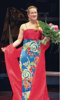  ?? Foto: CCM Classic Concerts Management ?? Weltstar aus Günzburg: Die Sopranisti­n Diana Damrau in einer der Roben, die bei ih rem Konzert in Augsburg versteiger­t werden.