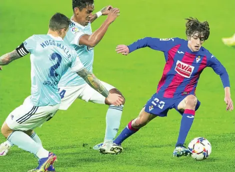  ?? SD EIBAR ?? Bryan Gil caracolea ante dos rivales en un reciente partido contra el Celta