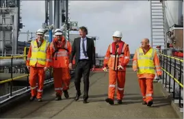  ??  ?? Jim Ratcliffe avec des ouvriers dans l’usine de Grangemout­h, en , soit trois ans après le conflit. (Photo AFP)