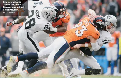  ?? GETTY IMAGES ?? Este es el golpe de Jared Crick, de los Broncos, que lesionó a Matt McGloin.