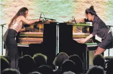  ?? FOTO: AFI ?? Klavier gut, Comedy na ja: Jennifer Rüth (links) und Ming sind die Queenz of Piano.