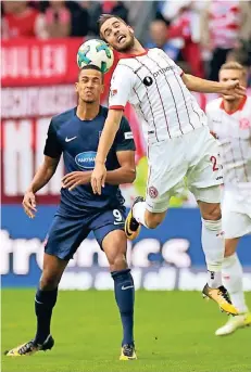  ?? FOTO: IMAGO ?? Fortunas Niko Gießelmann (rechts) springt im Hinspiel ins Leere – und Robert Glatzel, der später den Elfmeter zum 2:2 herausholt­e, schaut nicht hin.