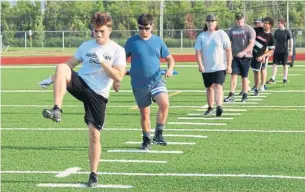  ?? RICHARD HUTTON METROLAND ?? Kaiden Craft leads teammates through warmups as the Greater Fort Erie Secondary School Gryphons prepare for football season, which will go ahead as usual — unlike in Ottawa and other Ontario school boards.