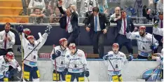  ?? Foto: Peter Kneffel, dpa ?? Trainer Uwe Krupp (hinten Mitte) und die Berliner Mannschaft verkürzten in der Fi nalserie gegen den EHC München auf 2:3.