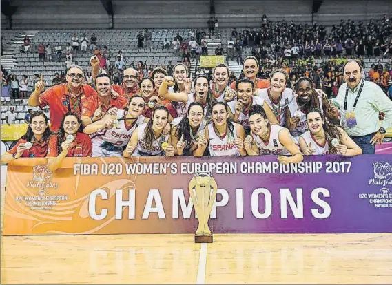  ?? FOTO: FEB ?? La selección española femenina sub 20, con la medalla de oro ganada en el Eurobasket de Matosinhos. Tras el éxito de las mayores, el relevo parece garantizad­o