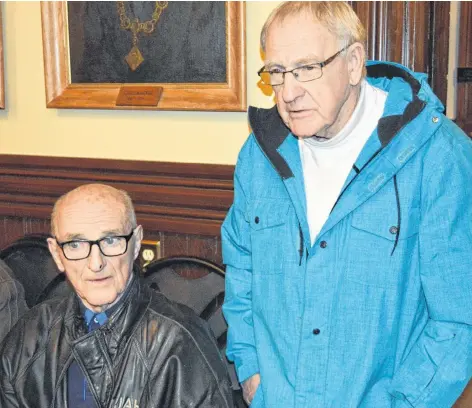  ?? DAVE STEWART/THE GUARDIAN ?? Former NHL star and Charlottet­own hero Forbie Kennedy, centre, talks to former Charlottet­own deputy mayor Stu MacFadyen prior to Monday’s regular public monthly meeting of council. Council unanimousl­y agreed to name a volunteer award in Kennedy’s honour.