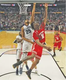  ?? THE ASSOCIATED PRESS ?? Wisconsin forward Nigel Hayes (10) scores the game-winning basket in front ofVillanov­a guard Mikal Bridges (25) with 11 seconds to play Saturday in Buffalo, N.Y. Wisconsin won 65-62.