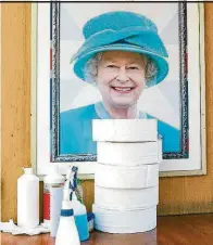  ??  ?? Da lächelt selbst die Queen: In dieser Toilette ist alles blitzsaube­r.