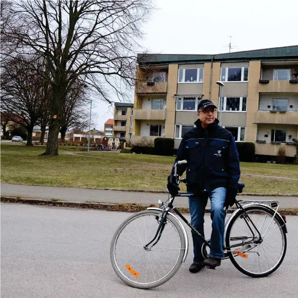  ??  ?? BOR I NÄRHETEN. Björn Zander framför ett av de hus, med speciell historia, som eventuellt ska rivas i framtiden och ge plats för en förtätad bebyggelse. Ettförslag som väcker starka protester.