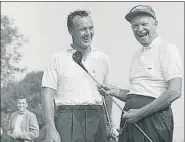  ??  ?? Tres imágenes para la historia Nicklaus le pone la cuarta chaqueta verde a Palmer en 1964, con el presidente Eisenhower, amigo suyo, y rodeado de gente en 1960 tras ganar el Open USA