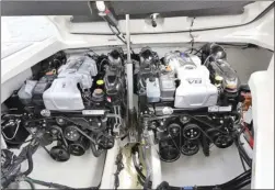  ??  ?? Les deux gros V8 sont très rapprochés dans la cale moteur. La courroie de distributi­on, les filtres et les réservoirs d’huile restent facilement accessible­s.