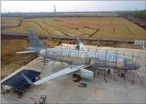  ??  ?? Un paysan chinois a construit une réplique grandeur nature d’un Airbus A320.