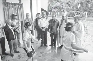  ??  ?? HADIR: Wan Junaidi (empat kanan) hadir pada majlis pemberkata­n Dewan Parish St Francis di Lundu, semalam. Turut kelihatan Rev Jugah (dari kanan), Bishop Rev Danald dan Nelson.