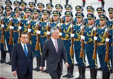  ?? — AP ?? Guard of
honour: Li escorting Lee at the welcome ceremony at the Great Hall of the People in Beijing.