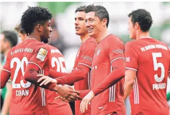  ?? FOTO: MARTIN MEISSNER/AP ?? Gewohntes Bild in dieser Saison: Robert Lewandowsk­i (M.) bejubelt mit seinen Münchner Teamkolleg­en einen seiner Treffer – hier das dritte Tor in Bremen.