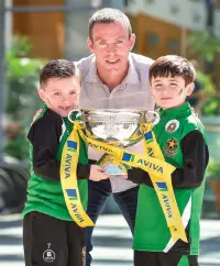  ??  ?? Aviva’s FAI Junior Cup Ambassador, Richard Dunne and seven-year-old Sheriff YC supporters Jack Ogle, left, and Rhys Creane