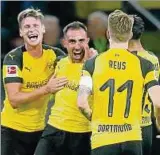  ??  ?? Macht seinen Kollegen schon Spaß: Paco Alcacer mit Lukasz Piszczek (l.) und Marco Reus. Foto: Reuters