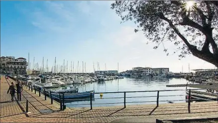  ?? PEDRO CATENA ?? Paseo junto al Club Nàutic desde el puerto pesquero de Arenys de Mar