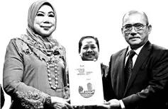  ??  ?? Public Accounts Committee (PAC) chairman Datuk Seri Dr Ronald Kiandee handing over a copy of the 2017 Auditor-General’s Report to Auditor-General Tan Sri Madinah Mohamad after a PAC meeting at the Parliament building yesterday. - Bernama photo