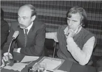  ??  ?? French doctors. Claude Malhuret (à g.) et Bernard Kouchner lors d’une conférence de presse de Médecins sans frontières, en 1978.