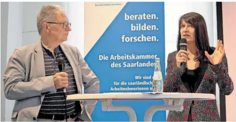  ?? FOTOS (3): KERSTIN KRÄMER ?? Burkhard Jellonek im Gespräch mit Sylvie Hamard: Jellonek moderierte den Diskussion­sabend „Rencontre“.