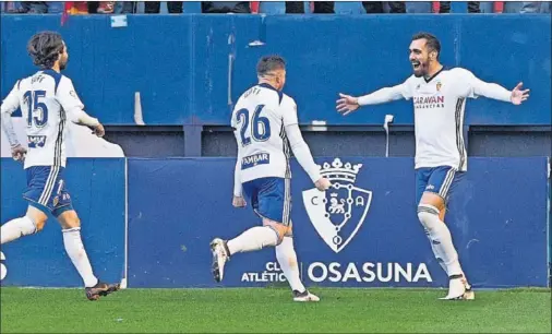  ??  ?? ALEGRÍA. Los jugadores del Zaragoza celebran en El Sadar uno de los dos goles que marcó Borja Iglesias para lograr su sexto triunfo consecutiv­o.