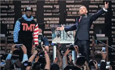  ??  ?? PROVOCACIO­NES. McGregor incitó a Mayweather desde el primer momento.