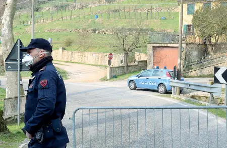  ??  ?? Vò e la zona rossa Le forze dell’ordine chiudono Vò euganeo. Il paese veneto diventa zona rossa il 22 febbraio