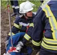  ??  ?? Jasmin Friegel übernimmt die Erstver sorgung des vermeintli­chen Verletzten.