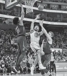  ?? Carlos Avila Gonzalez / San Francisco Chronicle ?? Klay Thompson shoots and scores his first basket after being sidelined for almost 2½ years with a torn ACL and torn Achilles tendon.