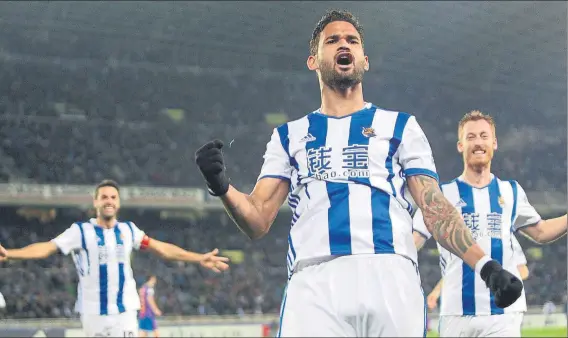  ?? FOTO: UNCITI ?? Willian José celebra junto a Zurutuza y Xabi Prieto su tanto de la semana pasada ante el Barcelona, el séptimo de la temporada para el atacante brasileño