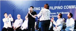  ??  ?? HINARANA Hindi nagdalawan­g-isip si Pangulong Duterte na kumanta nang hilingin ng mga Pilipino sa Papua New Guinea sa pagbisita nito sa Filipino Community Center sa Port Moresby.