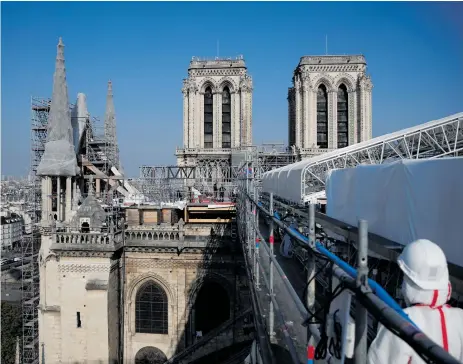  ??  ?? Notre Dame är under uppbyggnad igen.
Foto: Benoit Tessier/ap