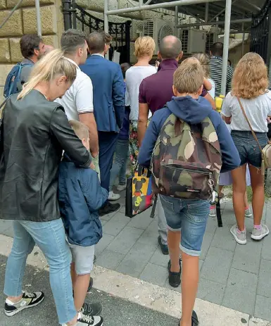  ?? (foto LaPresse/Leone) ?? Via Ovidio La fila davanti al Centro per le vaccinazio­ni pediatrich­e