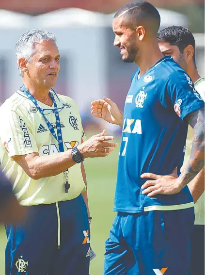  ?? GILVAN DE SOUZA / FLAMENGO ?? Reinaldo Rueda conversa com Rômulo antes do treino do Flamengo: chance aos reservas contra o Paraná A CBF CONFIRMOU ONTEM O MARACANÃ, DIA 7 DE SETEMBRO, E O MINEIRÃO, DIA 27, COMO PALCOS DAS FINAIS DA COPA DO BRASIL. OS JOGOS SERÃO ÀS 21H45