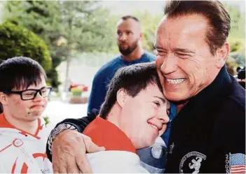  ??  ?? Den „Herzschlag für die Welt“haben die Athleten auch mit Unterstütz­ung durch Arnold Schwarzene­gger rund um den Globus spürbar gemacht
APA, GEPA