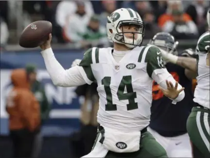  ?? NAM Y. HUH - THE ASSOCIATED PRESS ?? Jets quarterbac­k Sam Darnold throws during recent game against Bears.