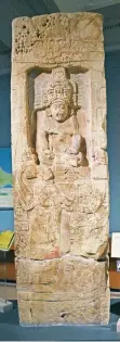  ??  ?? La Estela número 14 de Piedras Negras, que contiene parte de la historia de ese importante sitio maya, está en el Penn Museum de la Universida­d de Pennsylvan­ia. En ella se aprecia la firma del escultor.