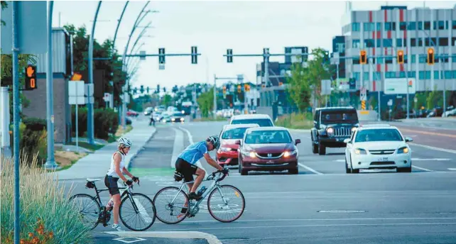 ?? VALÉRIAN MAZATAUD LE DEVOIR ?? Nouveaux aménagemen­ts cyclables à Laval, le long du boulevard Le Corbusier. D’ici 2031, les 82 municipali­tés de la Communauté métropolit­aine veulent doubler le nombre de déplacemen­ts quotidiens à vélo.