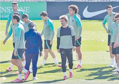  ?? CHEMA MOYA / EFE ?? Griezmann, junto al Profe Ortega, en el entrenamie­nto del Atlético previo a la cita contra el Inter.