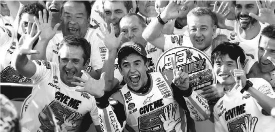  ?? Foto: dpa ?? Mit 24 Jahren schon zum vierten Mal MotoGP-Weltmeiste­r: Marc Márquez (Mitte).