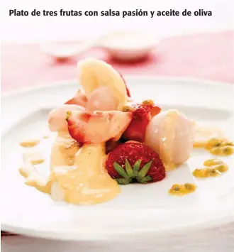  ??  ?? Plato de tres frutas con salsa pasión y aceite de oliva