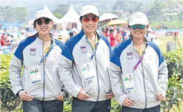  ??  ?? Paraglidin­g gold medallists, from left, Chantika Chaisanuk, Nunnapat Phuchong and Narubhorn Wathaya.
