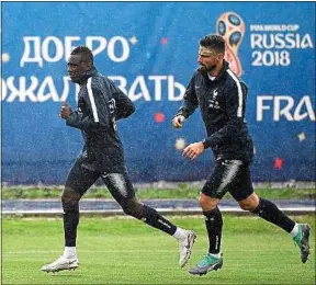  ??  ?? Premier entraîneme­nt en Russie sous la pluie pour Matuidi et Giroud.