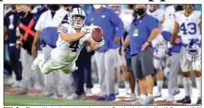  ?? (AP/South Florida Sun-Sentinel/Mike Stocker) ?? BYU’s Troy Warner (4) streches out to make a catch Tuesday during the No. 16 Cougars’ 49-23 victory over Central Florida in the Boca Raton Bowl in Boca Raton, Fla. The Cougars won a game in Florida for the first time in nine tries.