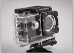  ??  ?? The protective see-through case is waterresis­tant up to 30 metres and allows you to attach the camera to anything
